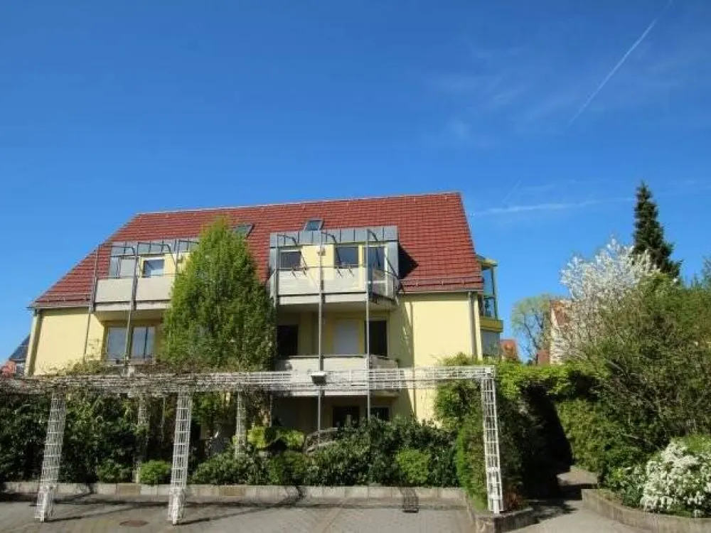Attraktive, helle 3-Zimmer-Erdgeschoss-Wohnung mit kleinem Garten