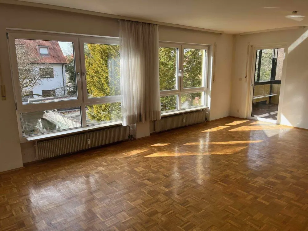 Sehr helle 4 ZW mit großzügigem Wohn-/Essbereich, nagelneuem Tageslichtbad in absolut ruhiger Wohnlage in einem 3 Familien-Haus