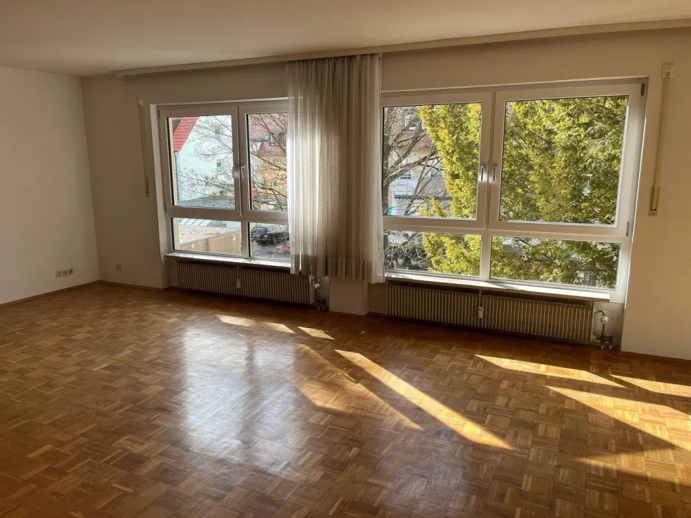 Sehr helle 4 ZW mit großzügigem Wohn-/Essbereich, nagelneuem Tageslichtbad in absolut ruhiger Wohnlage in einem 3 Familien-Haus