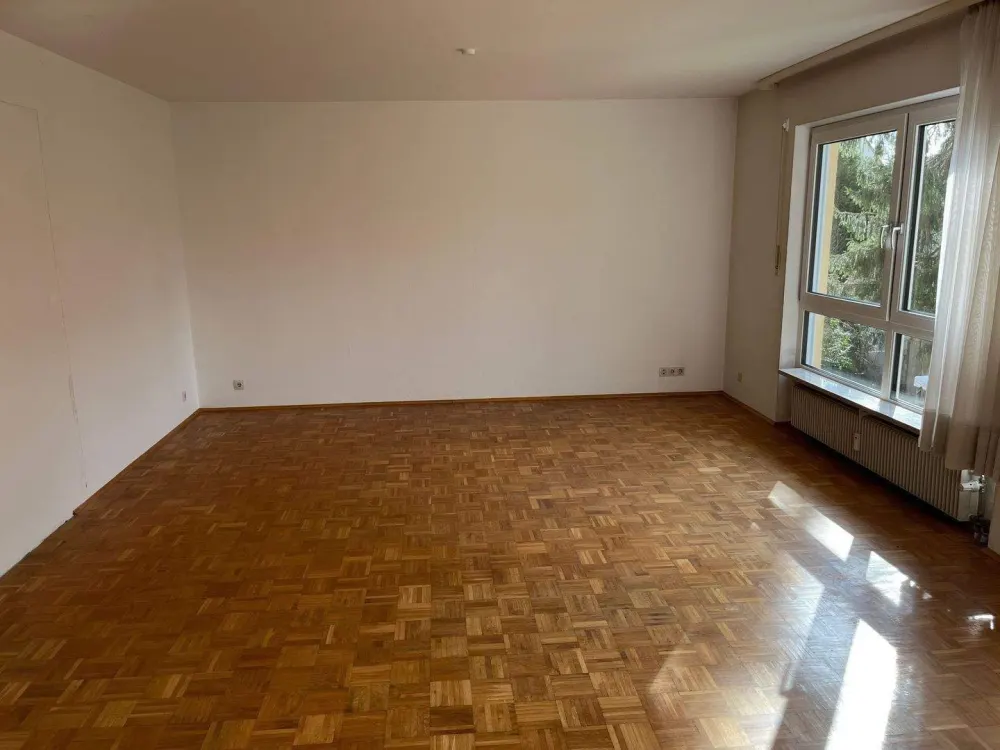 Sehr helle 4 ZW mit großzügigem Wohn-/Essbereich, nagelneuem Tageslichtbad in absolut ruhiger Wohnlage in einem 3 Familien-Haus