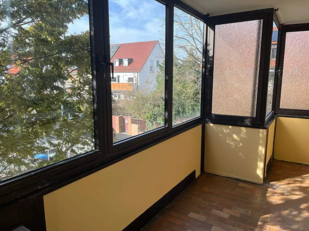 Sehr helle 4 ZW mit großzügigem Wohn-/Essbereich, nagelneuem Tageslichtbad in absolut ruhiger Wohnlage in einem 3 Familien-Haus