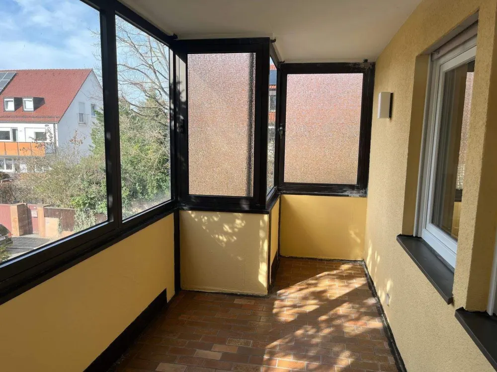 Sehr helle 4 ZW mit großzügigem Wohn-/Essbereich, nagelneuem Tageslichtbad in absolut ruhiger Wohnlage in einem 3 Familien-Haus