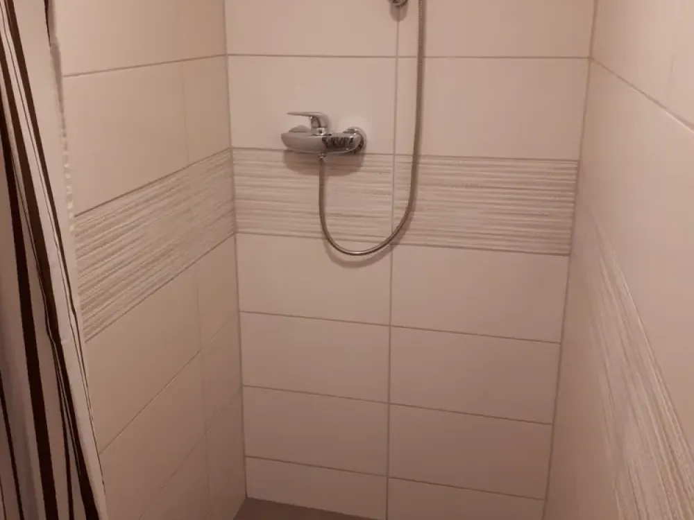 1 Zi- 59qm, Küche, TG-Bad-Dusche / Souterain - nur an eine Person-