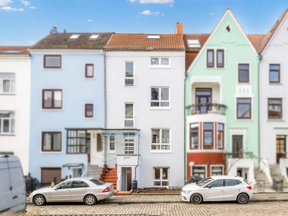 Freshly Renovated 3-Room Old Building Apartment with Balcony in Bremen-Has