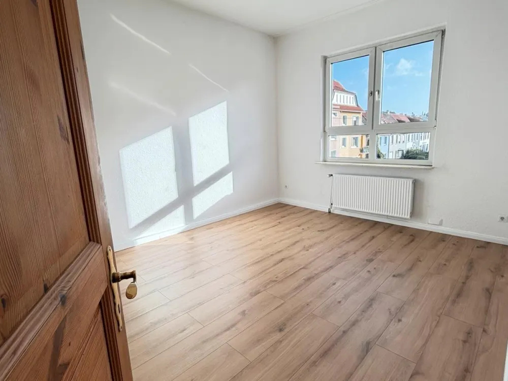 Freshly Renovated 3-Room Old Building Apartment with Balcony in Bremen-Has