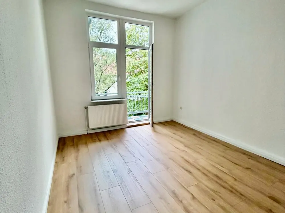Freshly Renovated 3-Room Old Building Apartment with Balcony in Bremen-Has