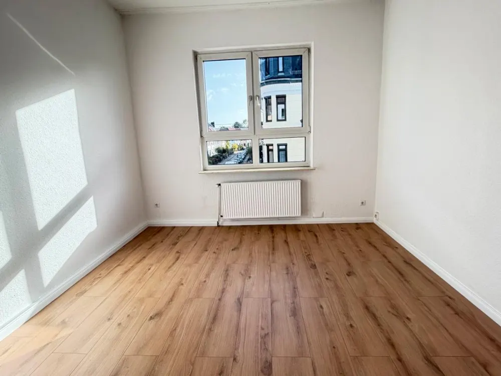 Freshly Renovated 3-Room Old Building Apartment with Balcony in Bremen-Has