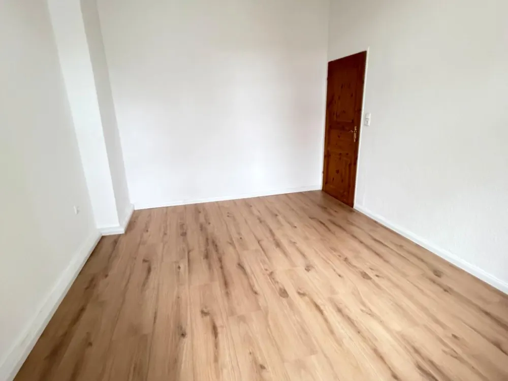 Freshly Renovated 3-Room Old Building Apartment with Balcony in Bremen-Has