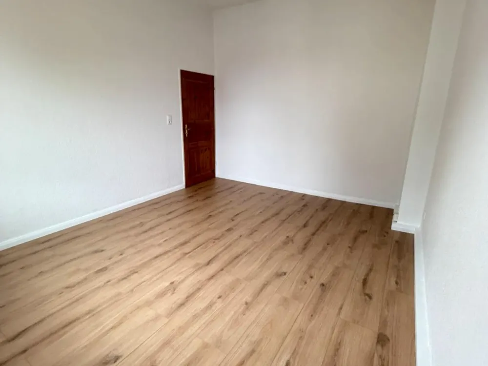 Freshly Renovated 3-Room Old Building Apartment with Balcony in Bremen-Has