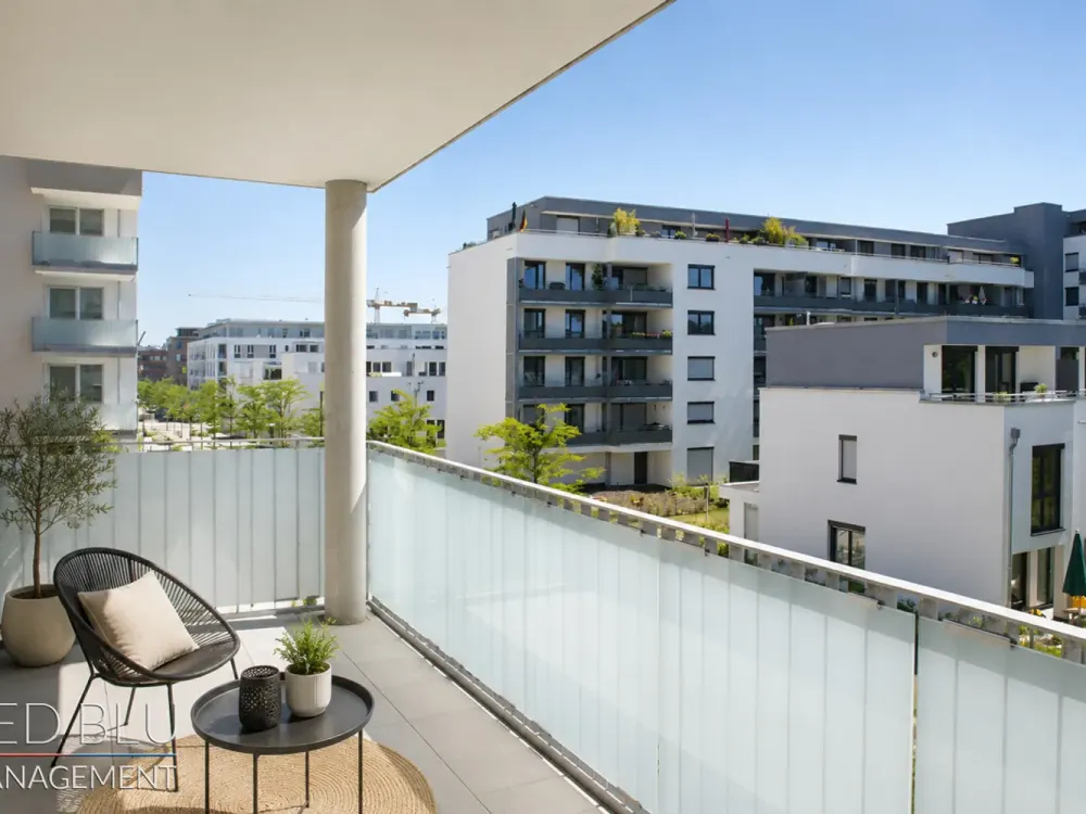 Zentrale, möblierte, offene und helle 3-Zimmer Wohnung mit großem Balkon