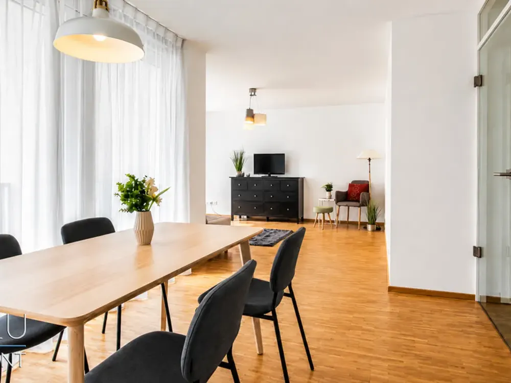 Zentrale, möblierte, offene und helle 3-Zimmer Wohnung mit großem Balkon