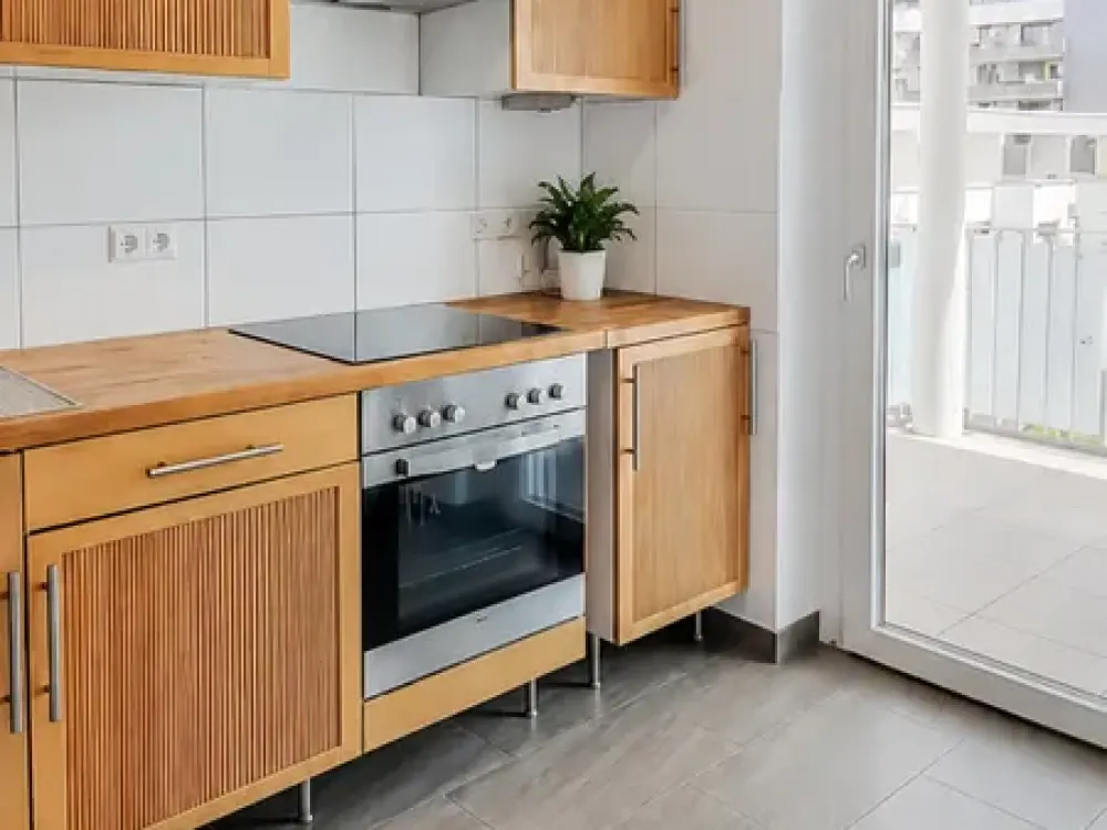 Zentrale, möblierte, offene und helle 3-Zimmer Wohnung mit großem Balkon