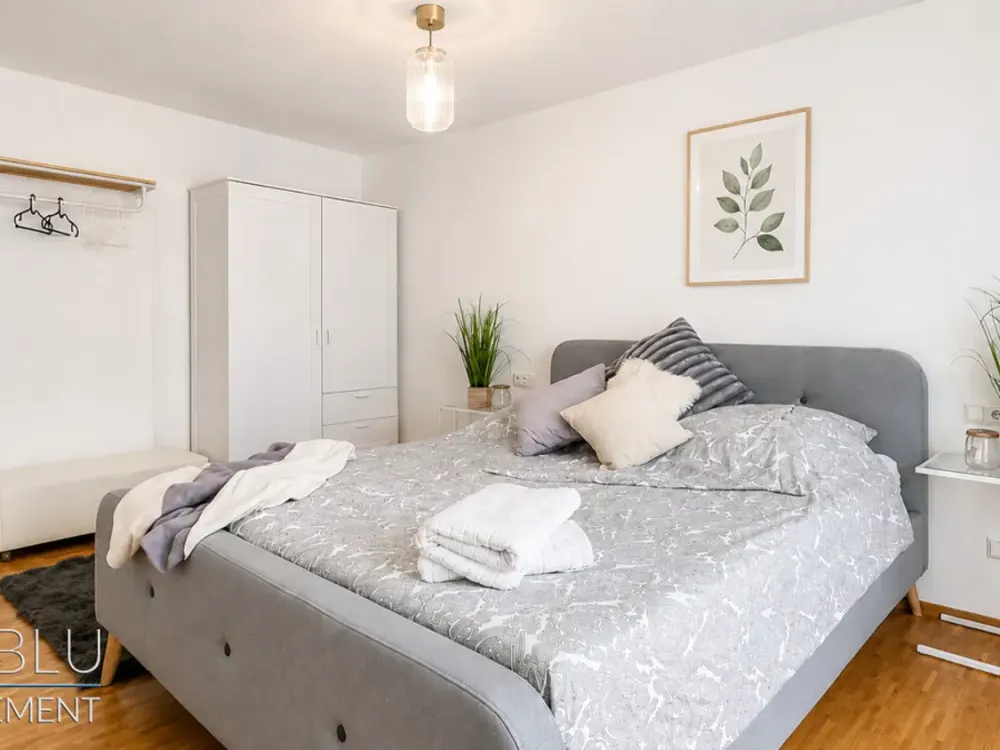 Zentrale, möblierte, offene und helle 3-Zimmer Wohnung mit großem Balkon