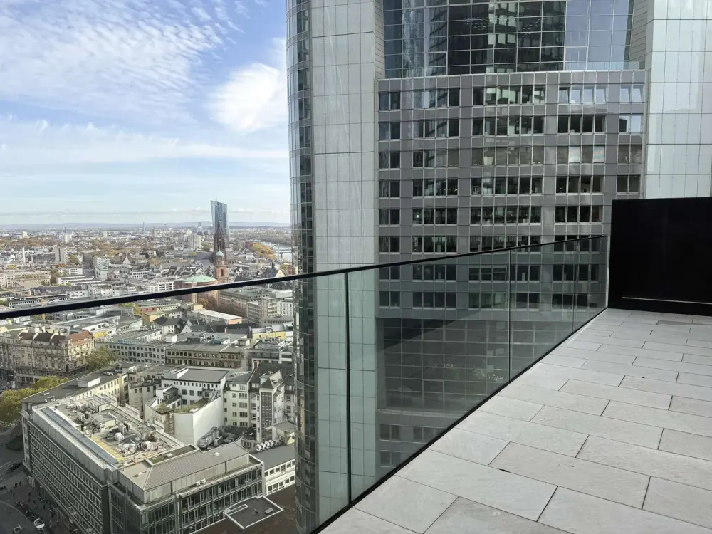 Living in the Prime Spots of the City: 3-Room Apartment with Skyline View