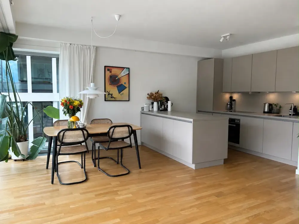 Fantastische Aussicht trifft moderne Wohnatmosphäre: Großzügige 2-Zimmer Wohnung