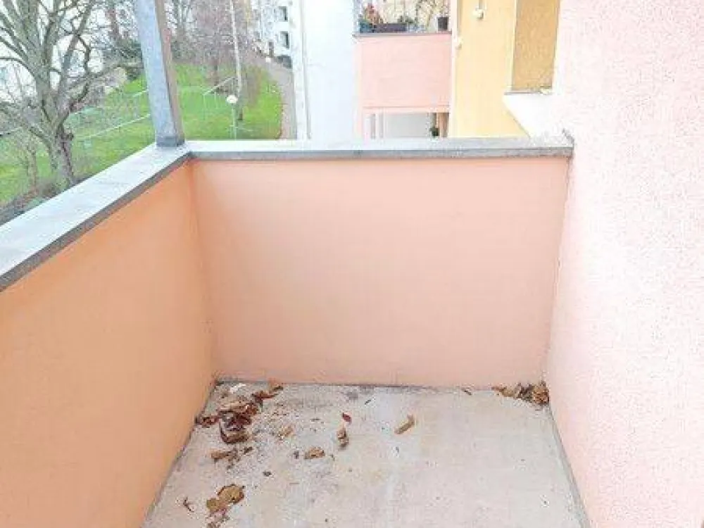 2 Raum Wohnung mit Balkon in Sanierung