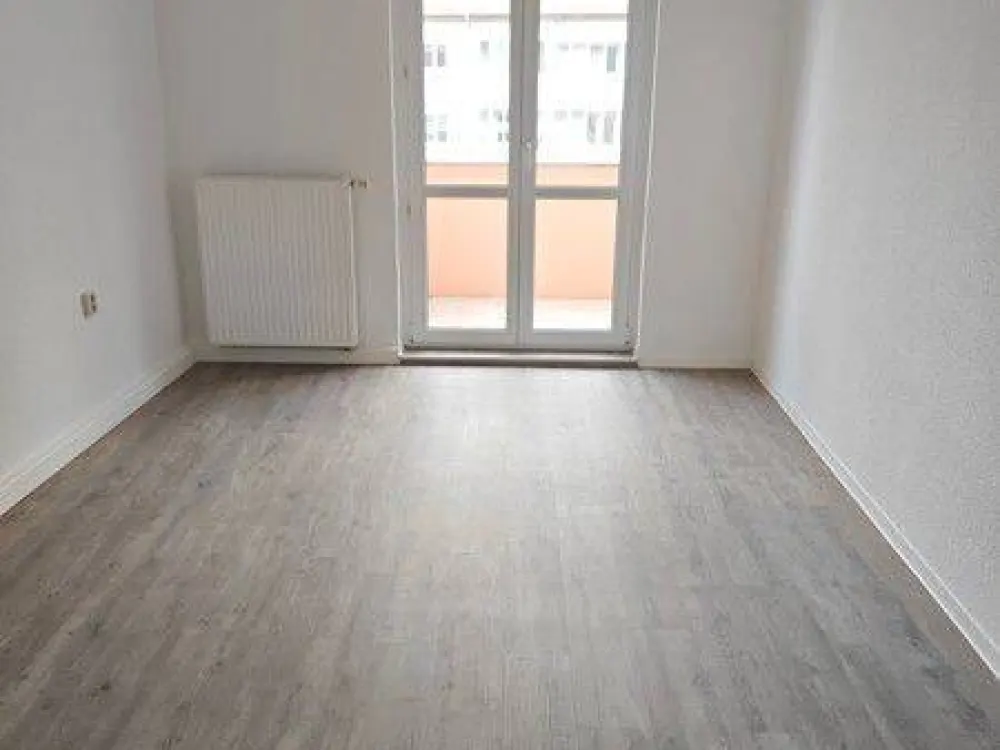 2 Raum Wohnung mit Balkon in Sanierung