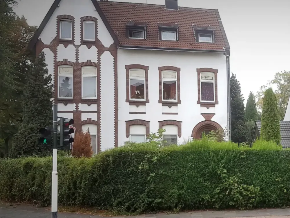 Completely Renovated Stylish Old Building Apartment 94 m² Weeserweg
