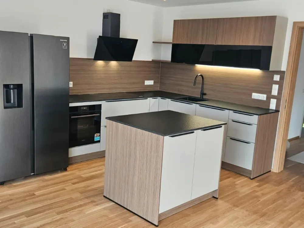 Traumhafte Neubauwohnung mit Luxus-Küche & 2 TG-Stellplätzen