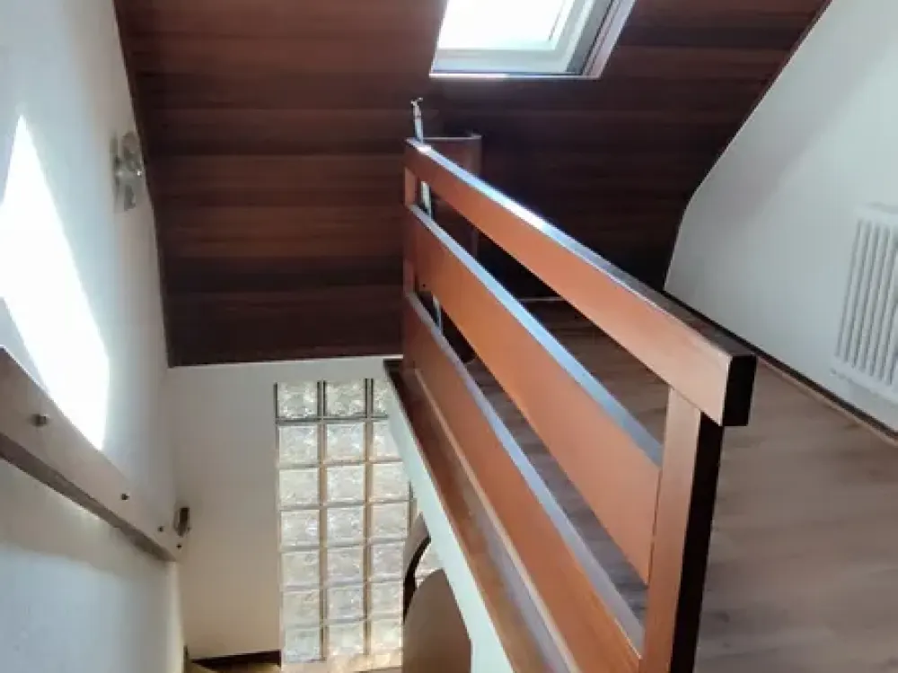 Zeitmietvertrag für ein Jahr: 3-Zimmer-Dachgeschosswohnung mit eigenem Eingang