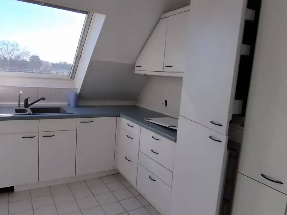 Zeitmietvertrag für ein Jahr: 3-Zimmer-Dachgeschosswohnung mit eigenem Eingang