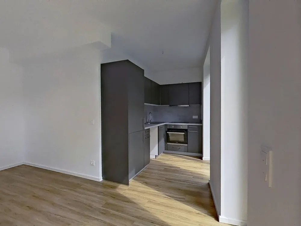 Modernes Wohnen auf zwei Ebenen: Stilvolle Maisonette-Wohnung mit eigenem Garten in Rissen