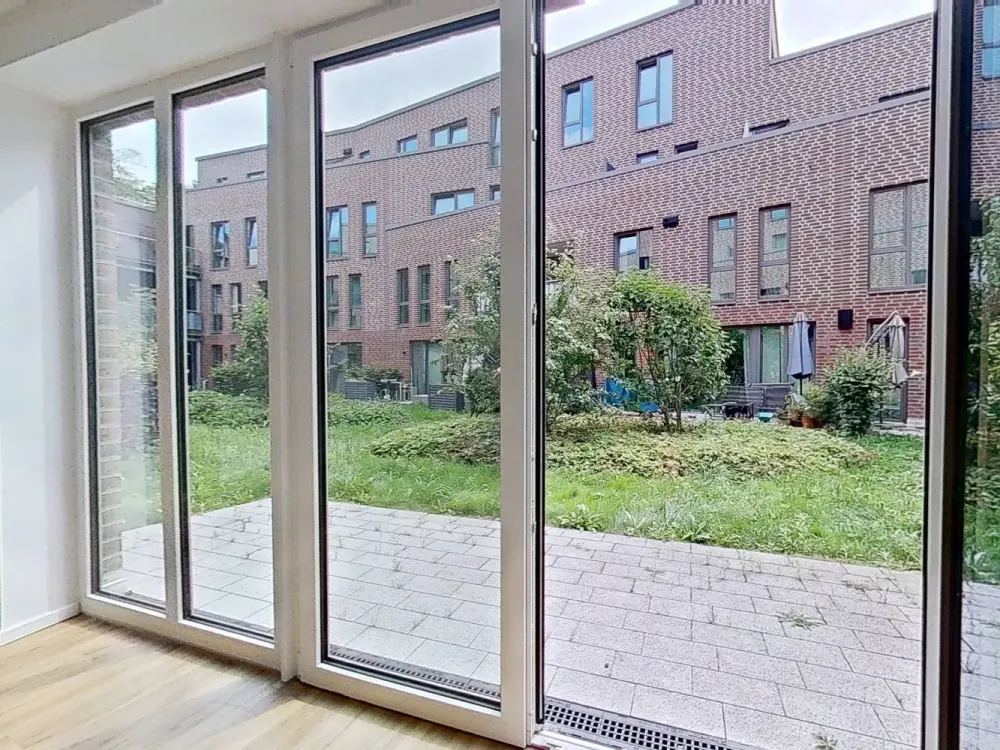 Modernes Wohnen auf zwei Ebenen: Stilvolle Maisonette-Wohnung mit eigenem Garten in Rissen