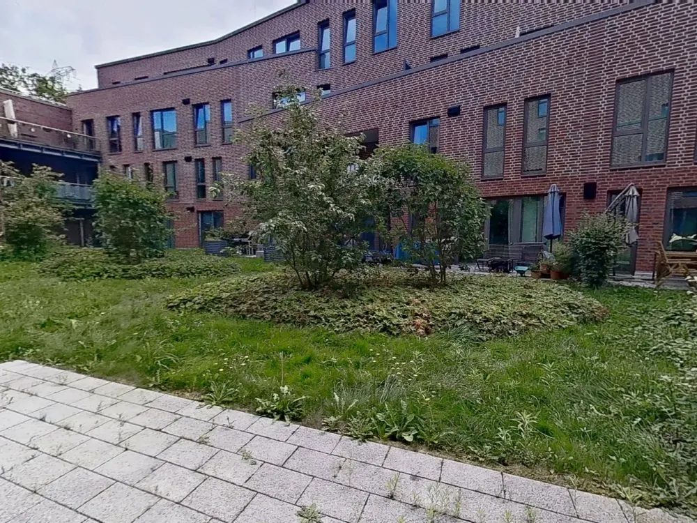 Modernes Wohnen auf zwei Ebenen: Stilvolle Maisonette-Wohnung mit eigenem Garten in Rissen