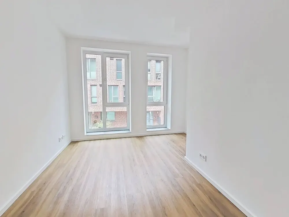 Modernes Wohnen auf zwei Ebenen: Stilvolle Maisonette-Wohnung mit eigenem Garten in Rissen