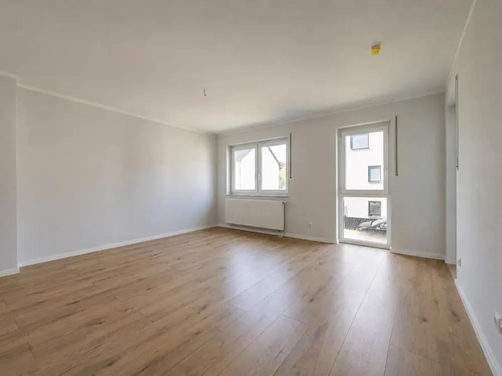 Freshly renovated 2-room apartment on the 1st floor* sunny balcony* new fitted kitchen* bathroom with shower* parking space* green residential area*