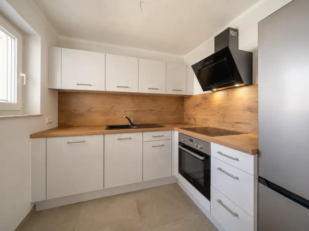 Freshly renovated 2-room apartment on the 1st floor* sunny balcony* new fitted kitchen* bathroom with shower* parking space* green residential area*