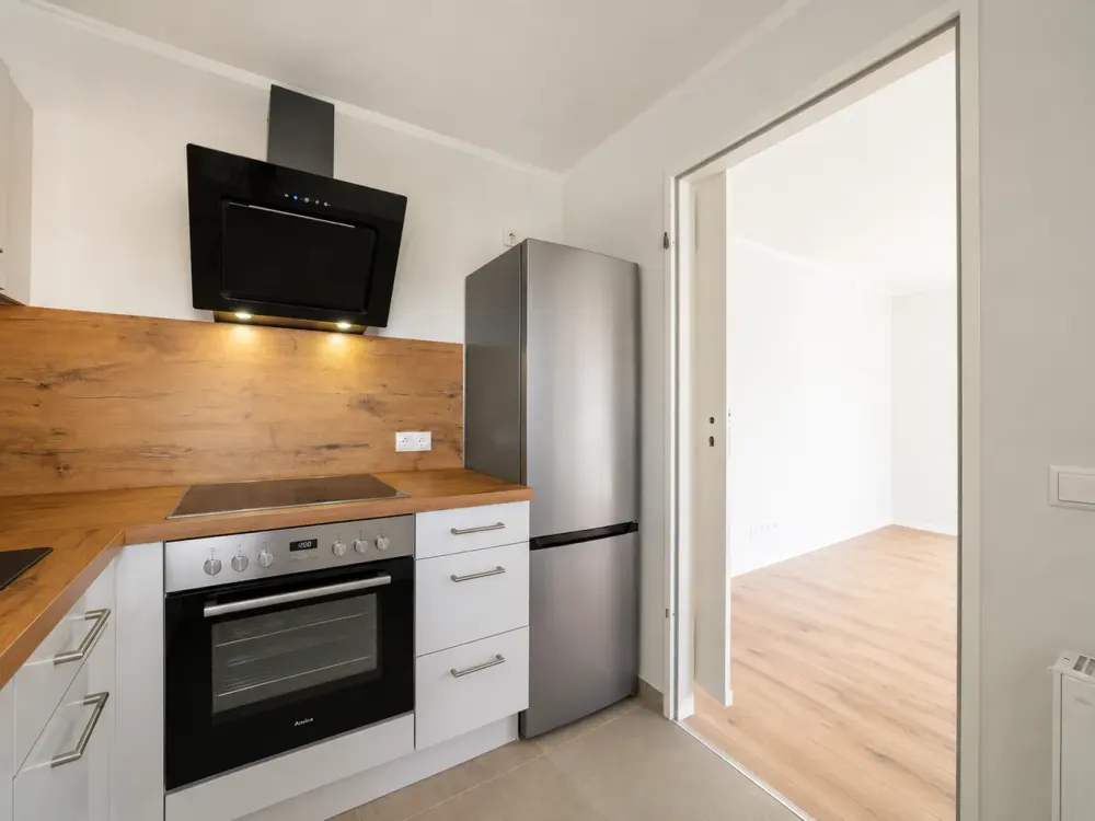 Freshly renovated 2-room apartment on the 1st floor* sunny balcony* new fitted kitchen* bathroom with shower* parking space* green residential area*