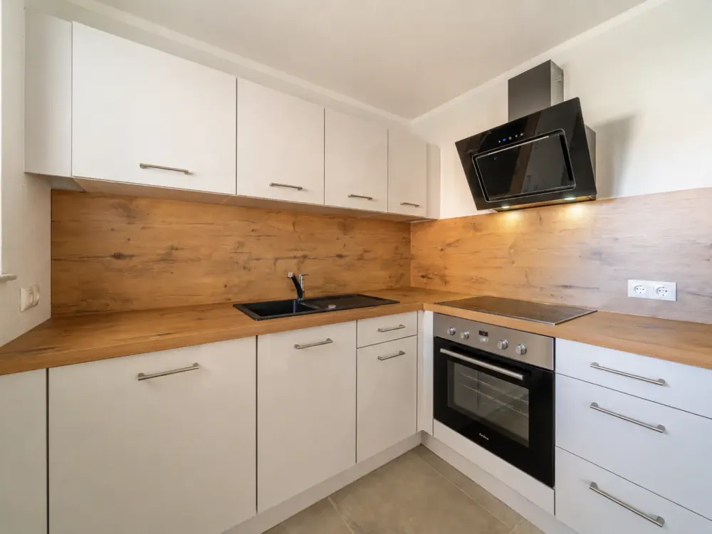 Freshly renovated 2-room apartment on the 1st floor* sunny balcony* new fitted kitchen* bathroom with shower* parking space* green residential area*