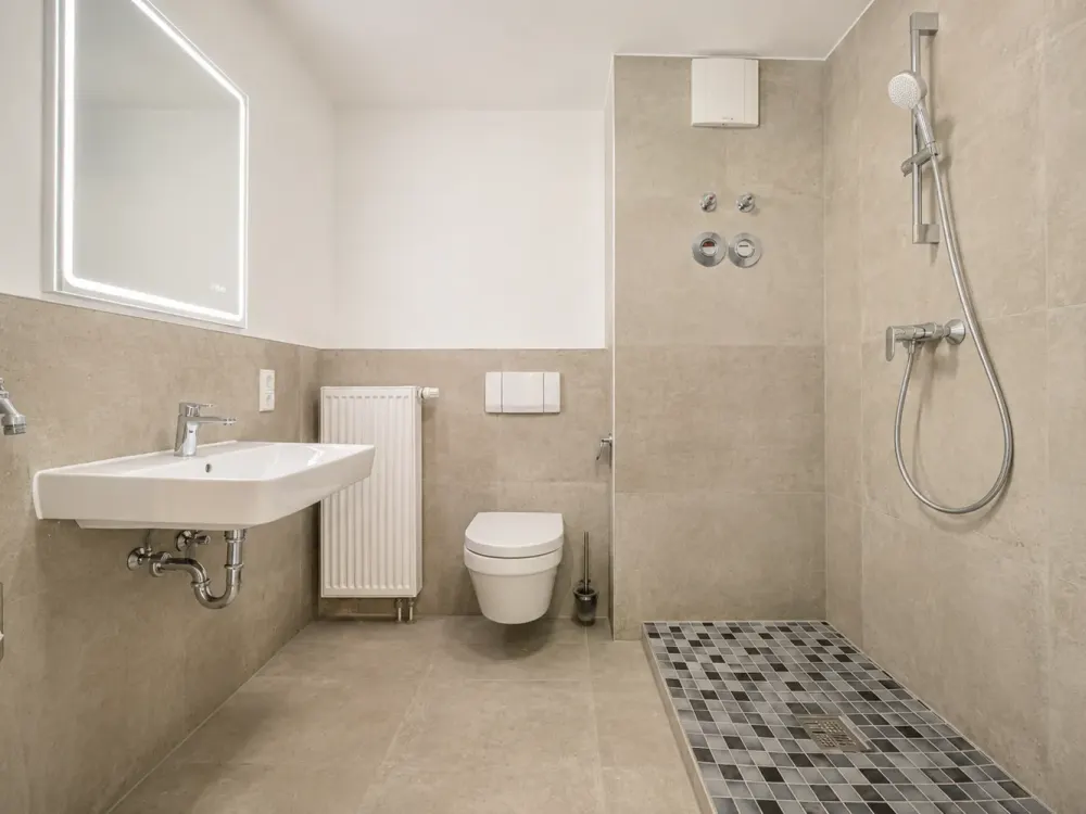 Freshly renovated 2-room apartment on the 1st floor* sunny balcony* new fitted kitchen* bathroom with shower* parking space* green residential area*