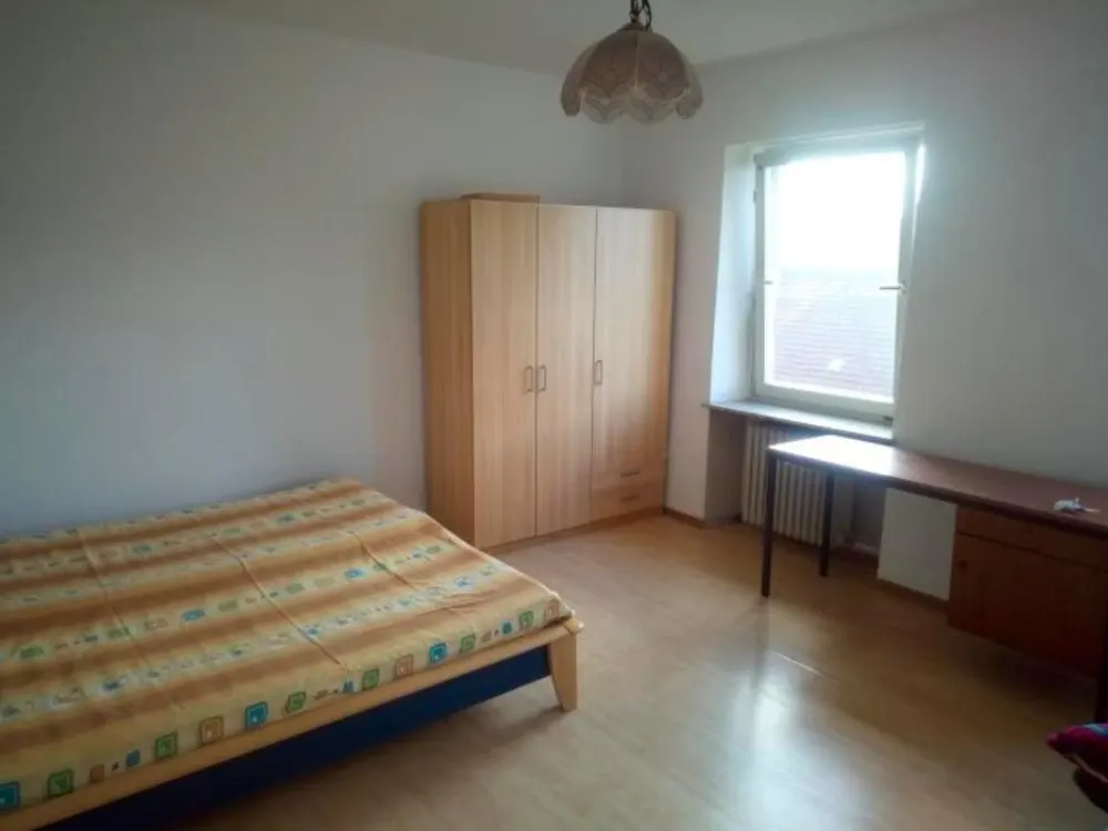 Großes, helles Zimmer Uninah