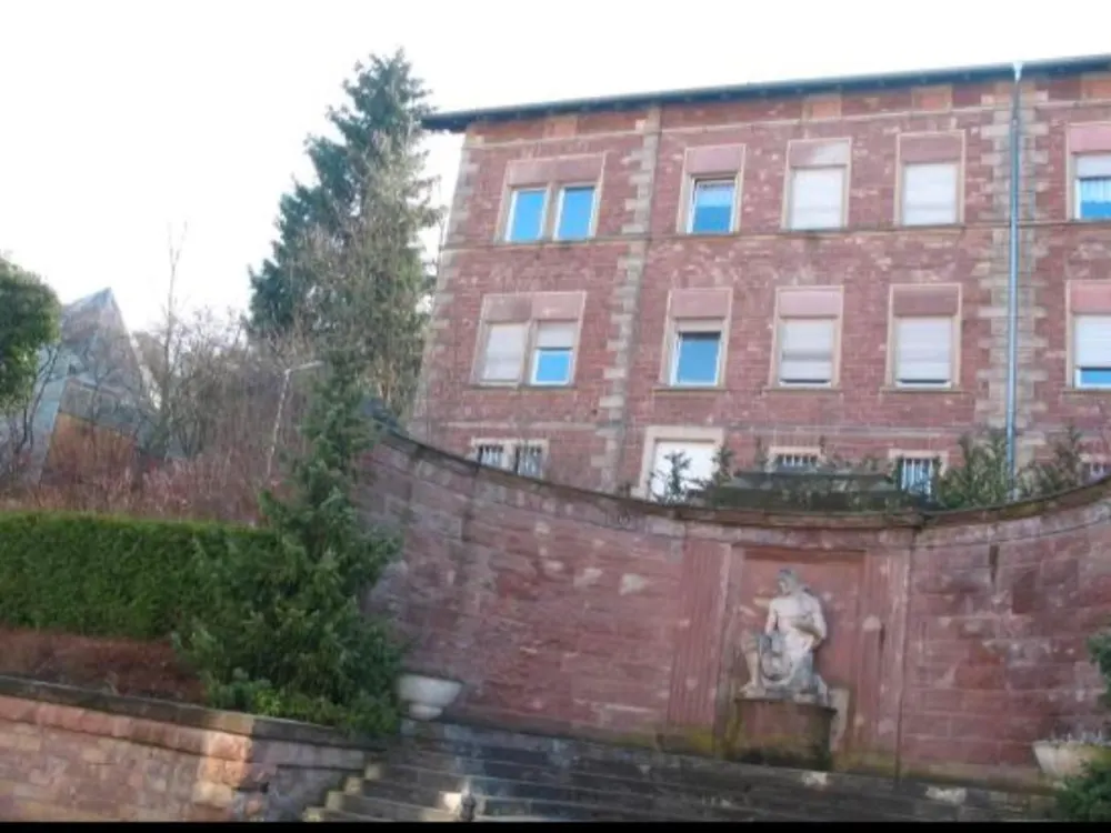 Großes, helles Zimmer Uninah