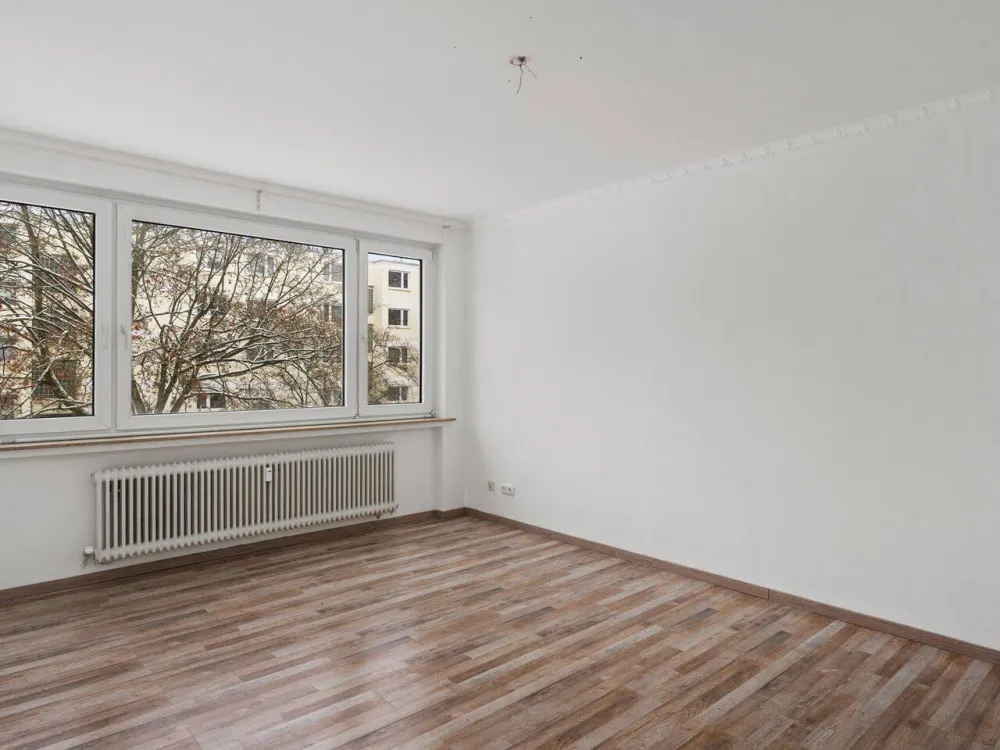 Bremen-Huchting | Charming 3-Room Apartment with Sunny West Balcony