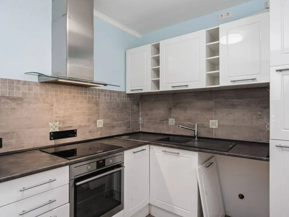 Bremen-Huchting | Charming 3-Room Apartment with Sunny West Balcony