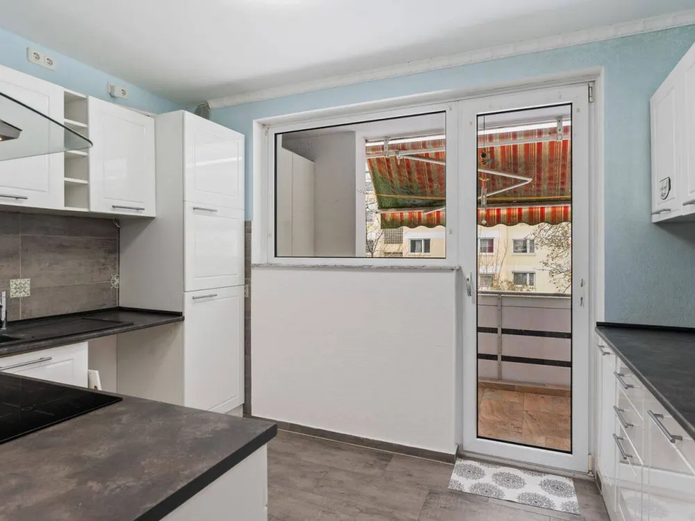 Bremen-Huchting | Charming 3-Room Apartment with Sunny West Balcony