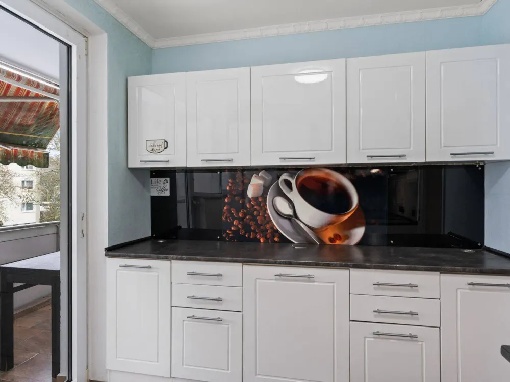Bremen-Huchting | Charming 3-Room Apartment with Sunny West Balcony