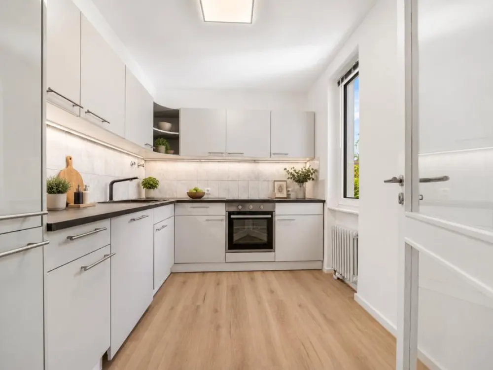 NEUE FOTOS nach RENOVIERUNG: 1 Min. RHEINUFER, 2 Min. CARLSPLATZ, 3. Min. ALTSTADT, 5. Min. zur KÖ!
