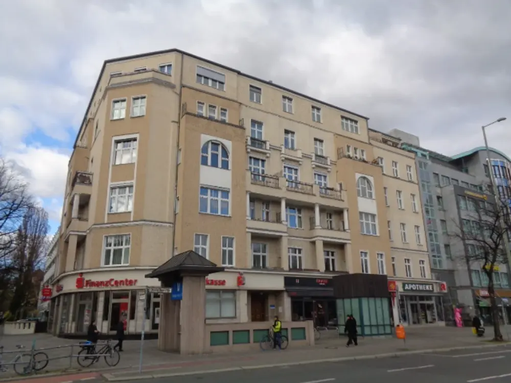 HERRSCHAFTLICHE 7 ZIMMER IM ALTBAU AM THEODOR - HEUSS - PLATZ 3. OG. MIT LIFT, TEILGEWERBE MÖGLICH
