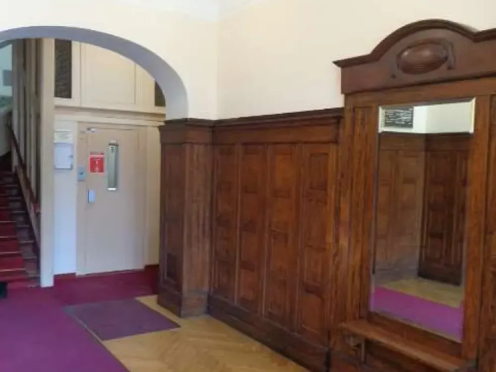 HERRSCHAFTLICHE 7 ZIMMER IM ALTBAU AM THEODOR - HEUSS - PLATZ 3. OG. MIT LIFT, TEILGEWERBE MÖGLICH