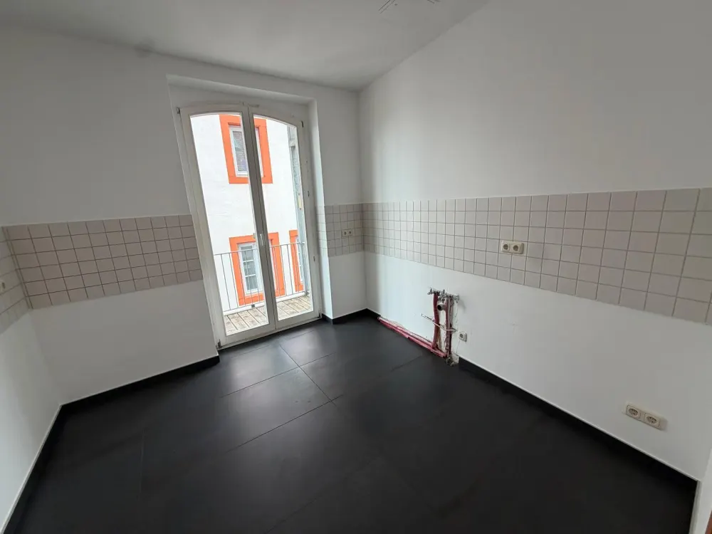 Newly Renovated 3-Room Apartment with Balcony in the Old Town Available from August
