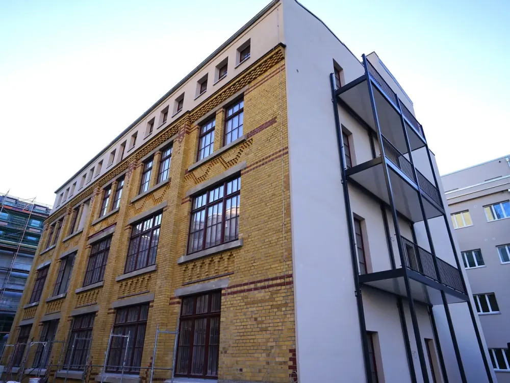 Zentral & stilvoll, 3-Zimmer-Wohnung mit Balkon im sanierten Altbau | Optional mit EBK