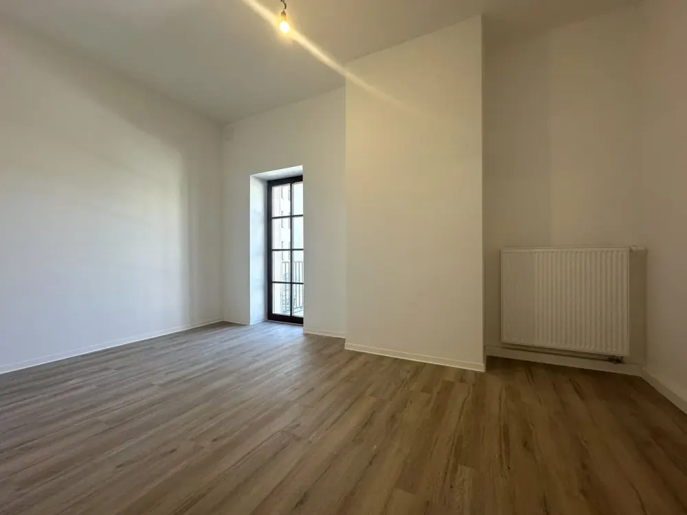 Zentral & stilvoll, 3-Zimmer-Wohnung mit Balkon im sanierten Altbau | Optional mit EBK