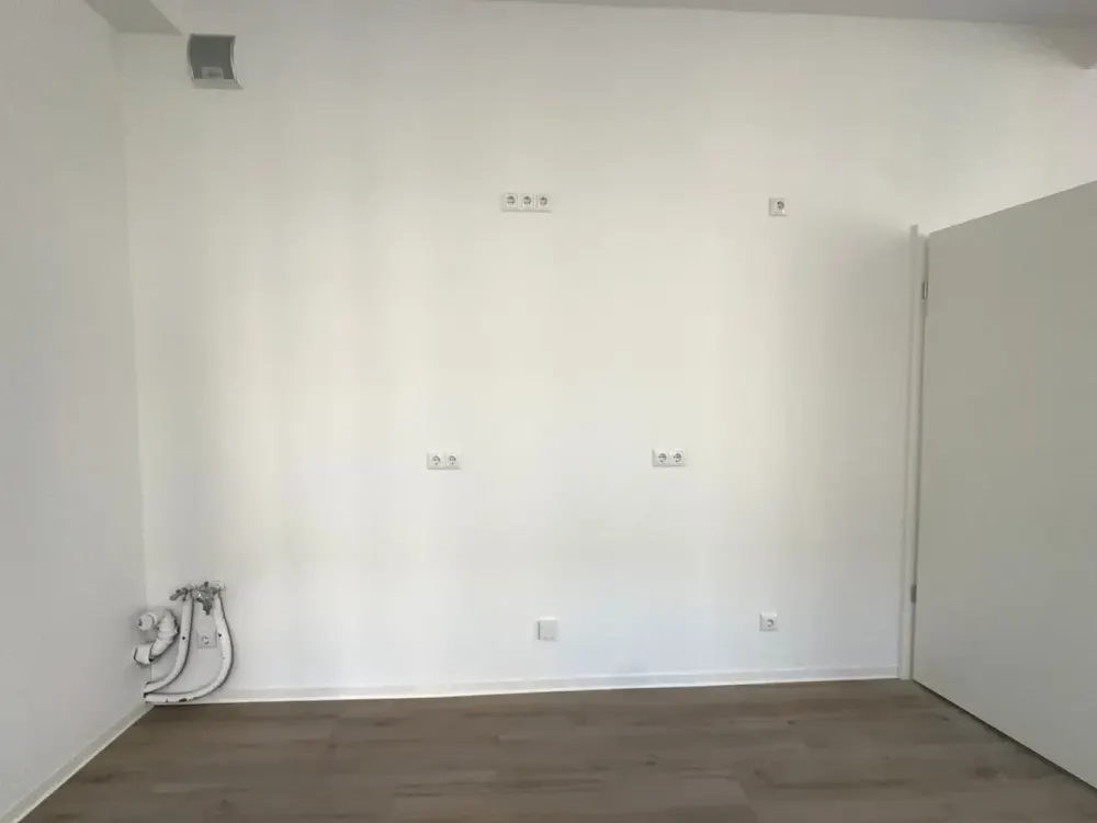 Zentral & stilvoll, 3-Zimmer-Wohnung mit Balkon im sanierten Altbau | Optional mit EBK