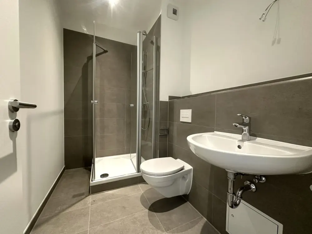 Zentral & stilvoll, 3-Zimmer-Wohnung mit Balkon im sanierten Altbau | Optional mit EBK