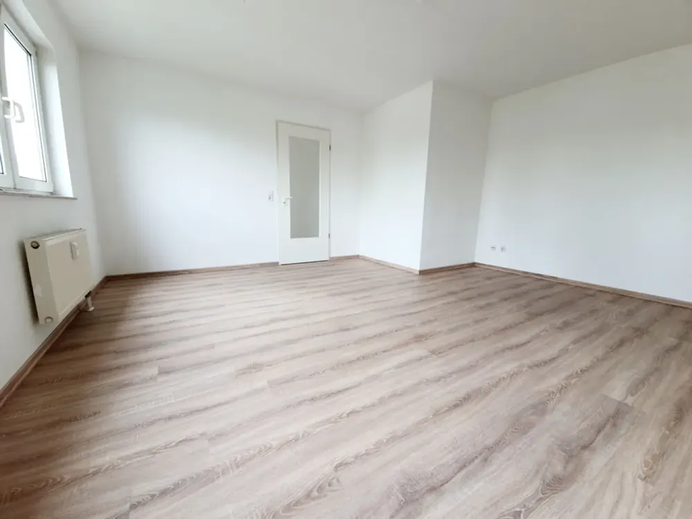 1,5 - Raumwohnung mit Einbauküche und Laminat zu vermieten!