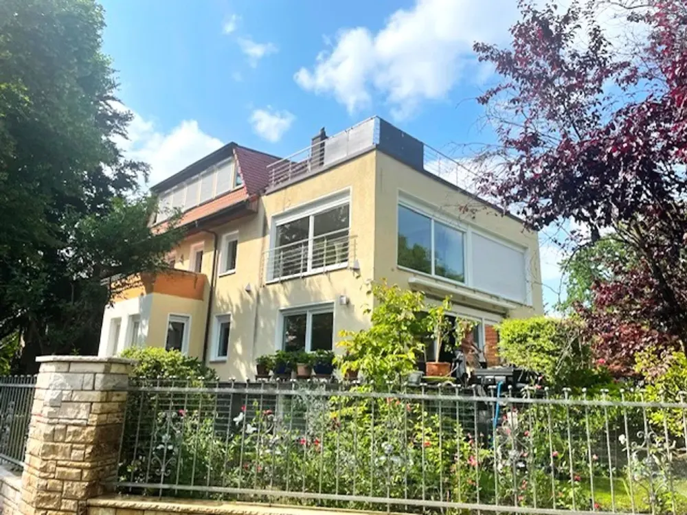 Großzügige sehr gepflegte möblierte Dachgeschoßwohnung mit Terrasse
